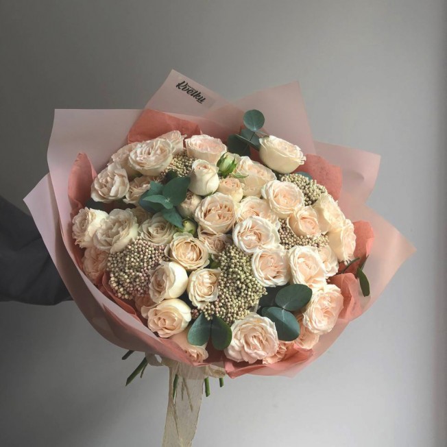 Букет цветов №292 из кустовых пионовидных роз, озотамнуса